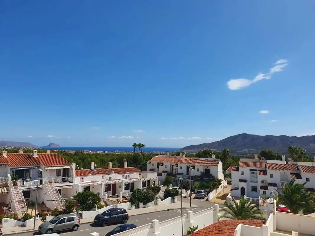 Vista exterior de Casa o chalet en venta en La Nucia con Terraza, Piscina y Piscina comunitaria