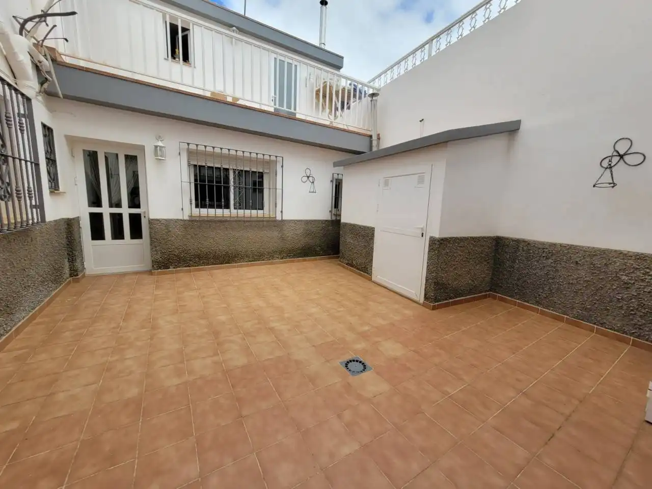 Vista exterior de Casa o xalet en venda en Baza amb Aire condicionat, Calefacció i Jardí privat