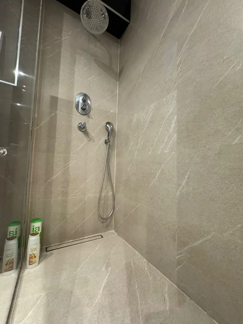 Badezimmer von Wohnung zur Miete in Madrid mit Klimaanlage, Heizung und Möbliert