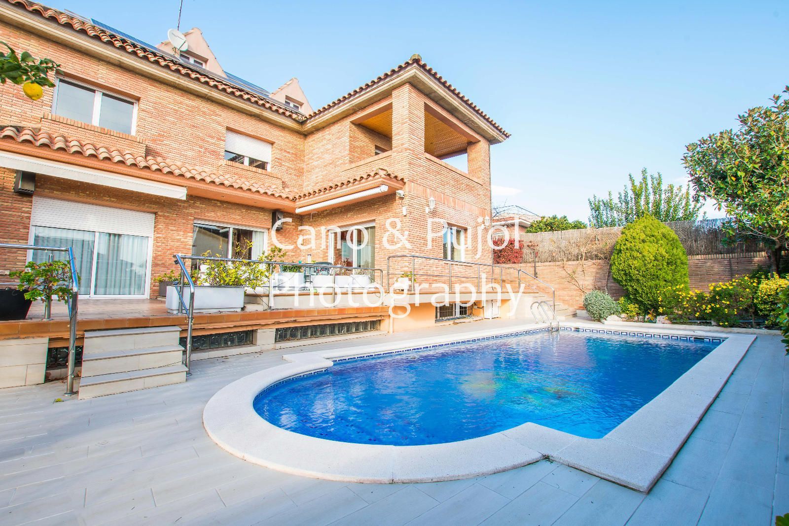 Vista exterior de Casa o chalet en venta en Rubí con Aire acondicionado, Terraza y Trastero