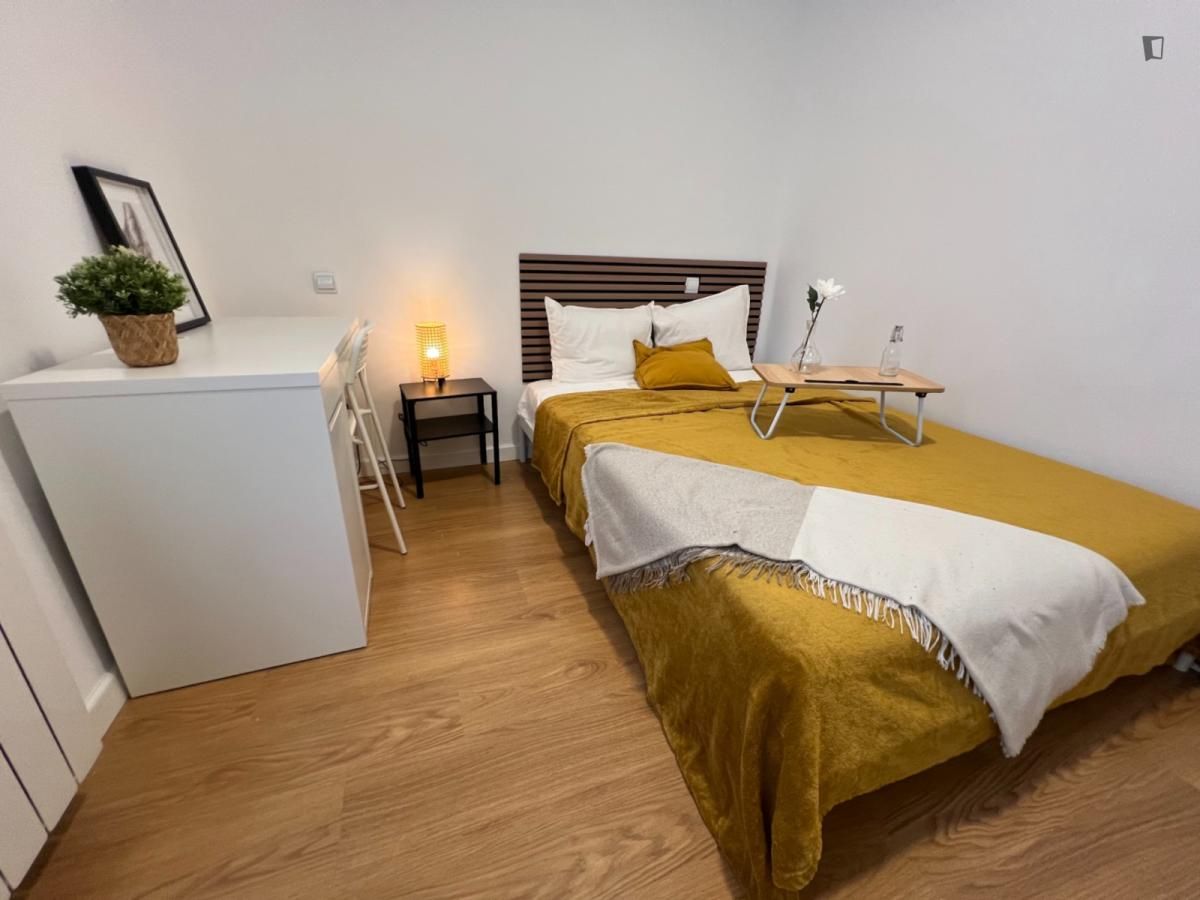 Dormitori de Apartament per a compartir en  Madrid Capital amb Calefacció, Moblat i Forn