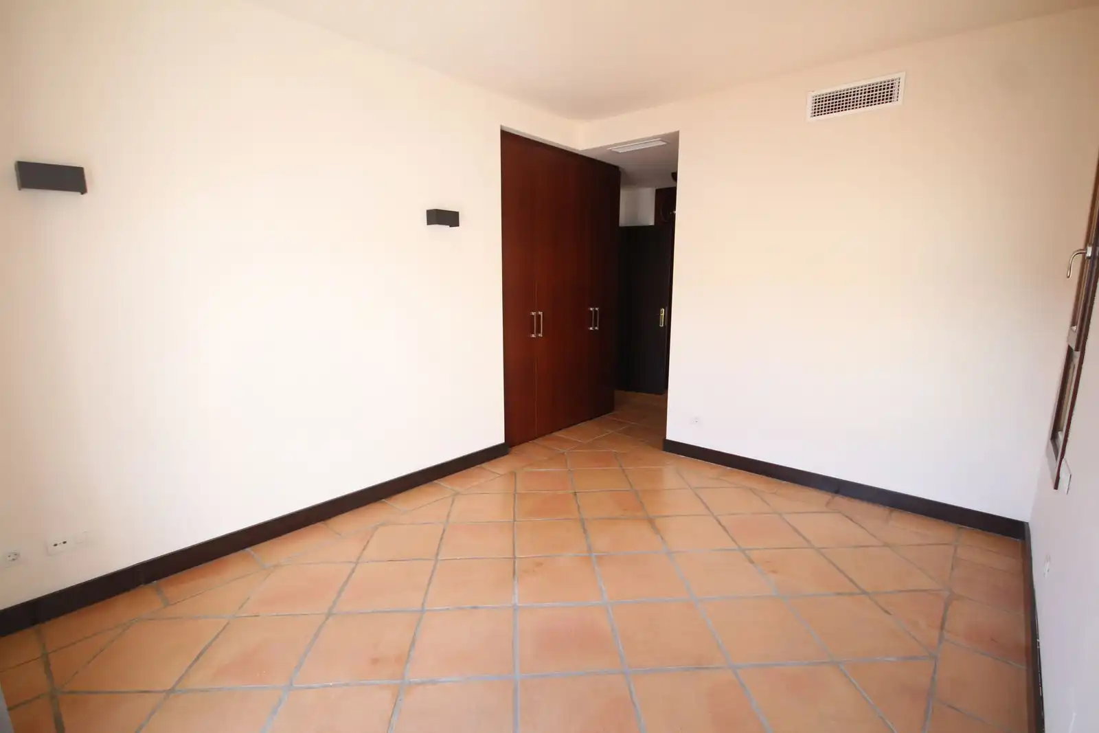 Casa adosada de lloguer en Benahavís amb Aire condicionat, Terrassa i Traster