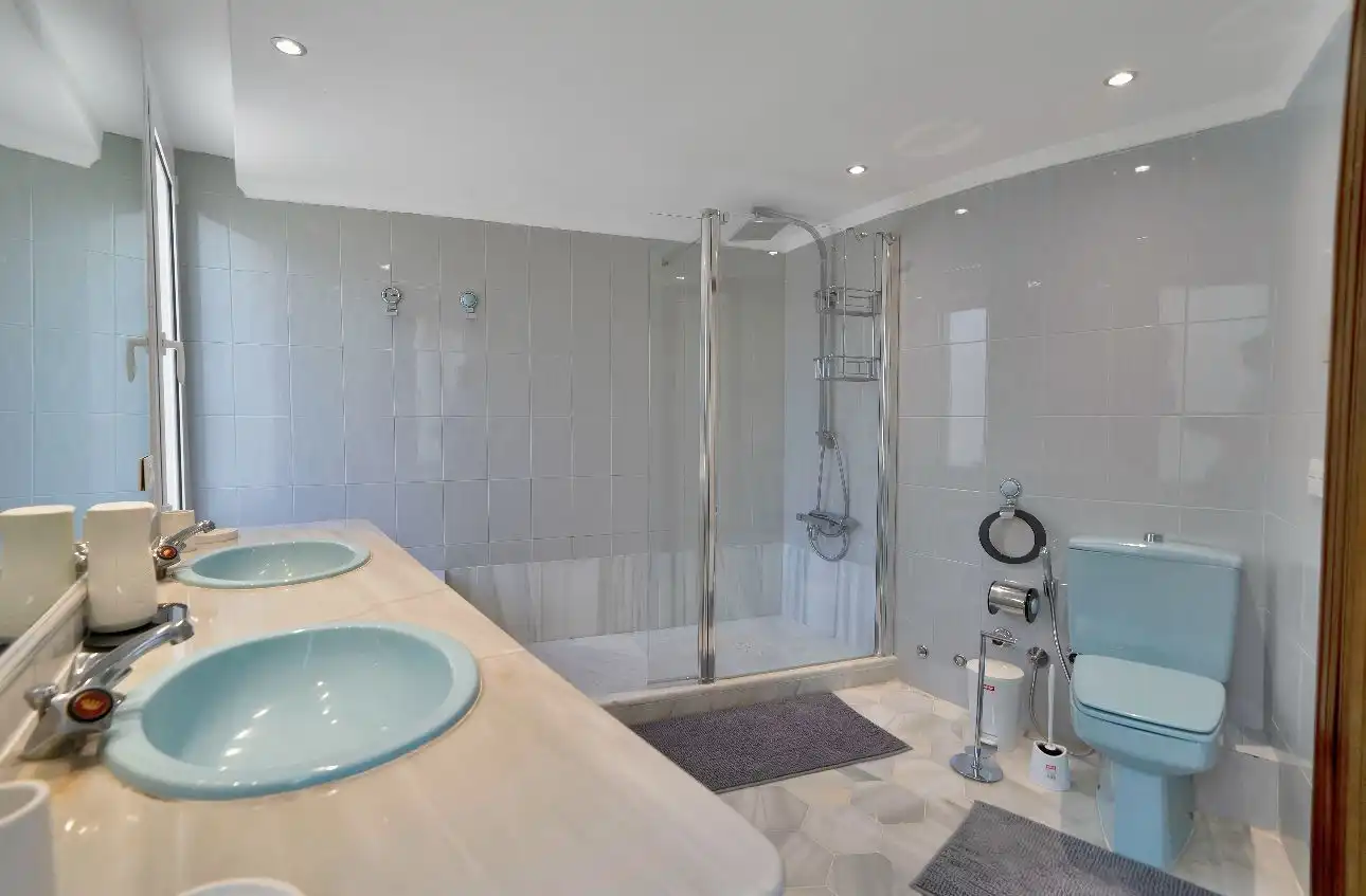 Bany de Casa o xalet de lloguer en Marbella amb Aire condicionat, Jardí privat i Terrassa