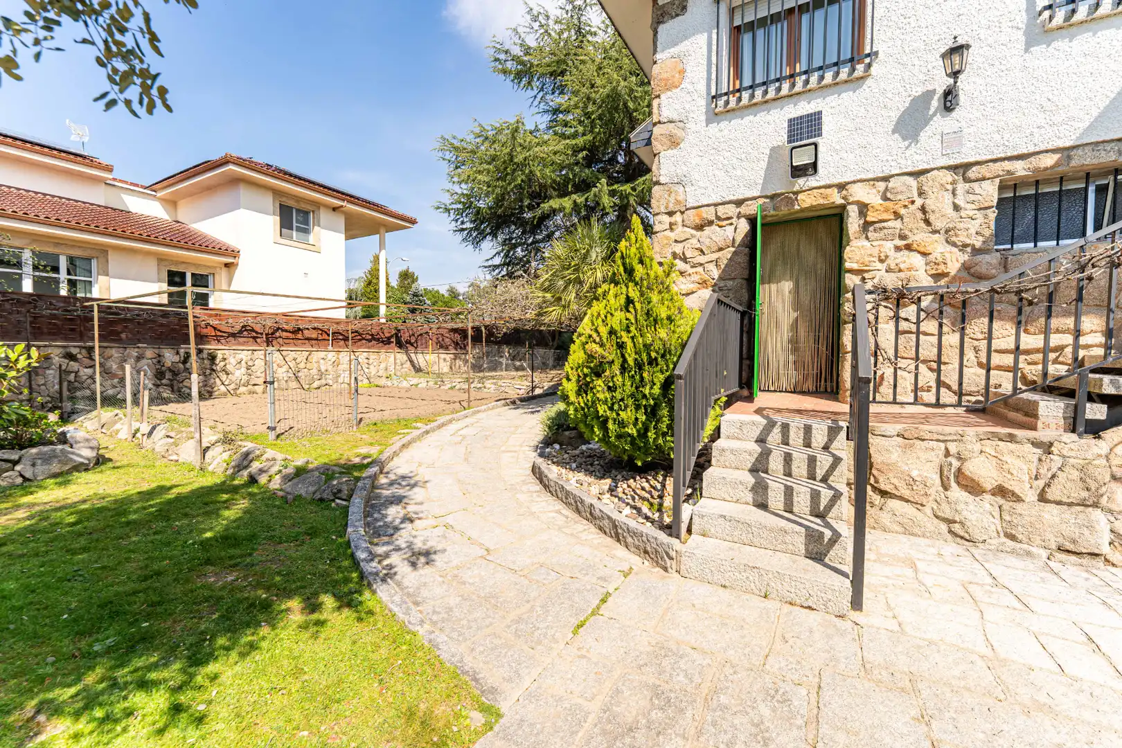 Exterior view of Houses for sale in Alpedrete  with Furnished
