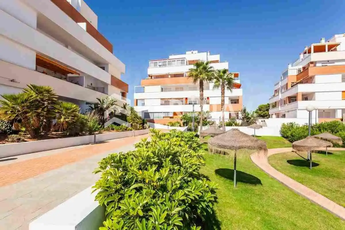 Vista exterior de Apartament en venda en Roquetas de Mar amb Aire condicionat, Jardí privat i Terrassa