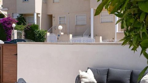 Casa con piscina comunitaria, en la provincia de Alicante, en la ciudad de Orihuela Costa. 2 habitaciones | 85 m² | 2 kilómetros d, imatge 2