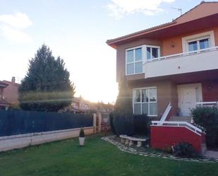 Exterior view of House or chalet for sale in Onzonilla  with Private garden, Parquet flooring and Terrace