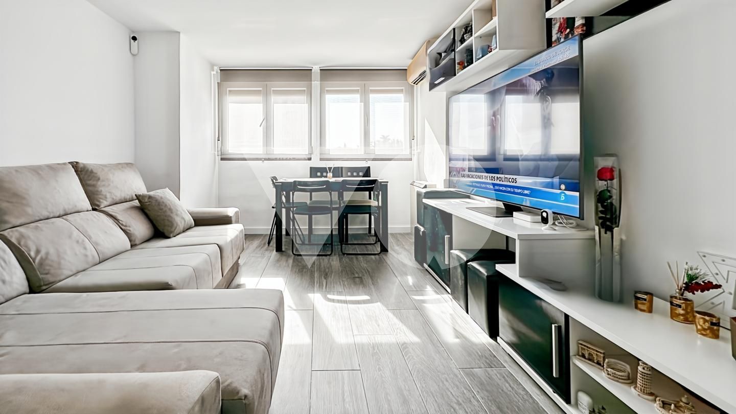 Sala d'estar de Apartament en venda en  Madrid Capital amb Aire condicionat, Calefacció i Moblat