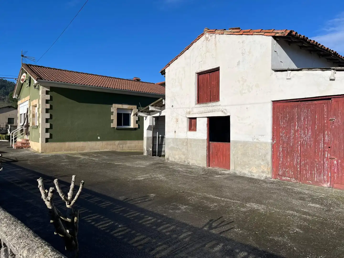 Vista exterior de Casa o chalet en venta en Los Corrales de Buelna  con Calefacción y Jardín privado