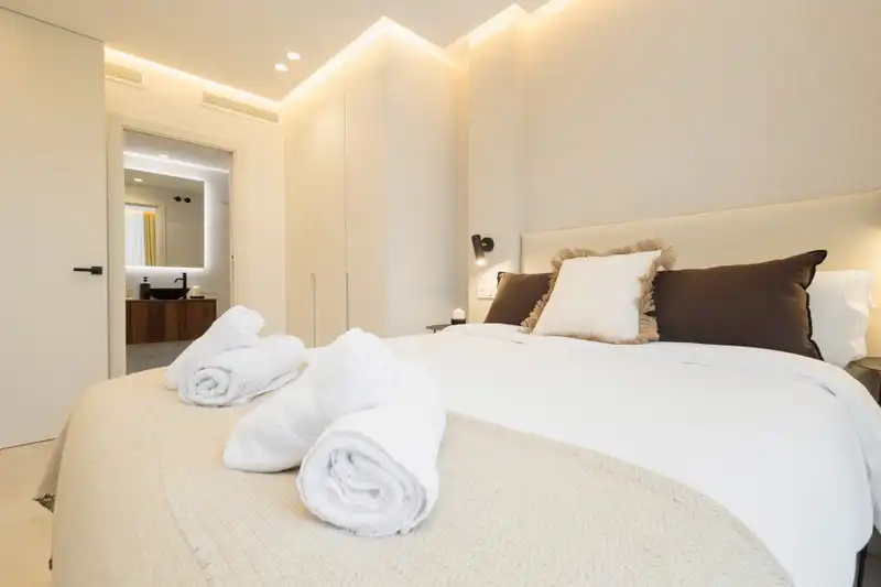 Schlafzimmer von Wohnungen zur Miete in Marbella mit Klimaanlage, Möbliert und Fernseher