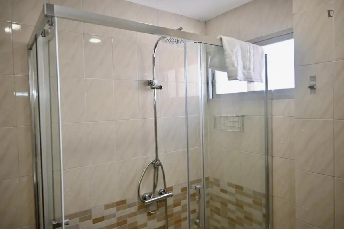 Bany de Apartament de lloguer en Madrid amb Aire condicionat, Calefacció i Moblat