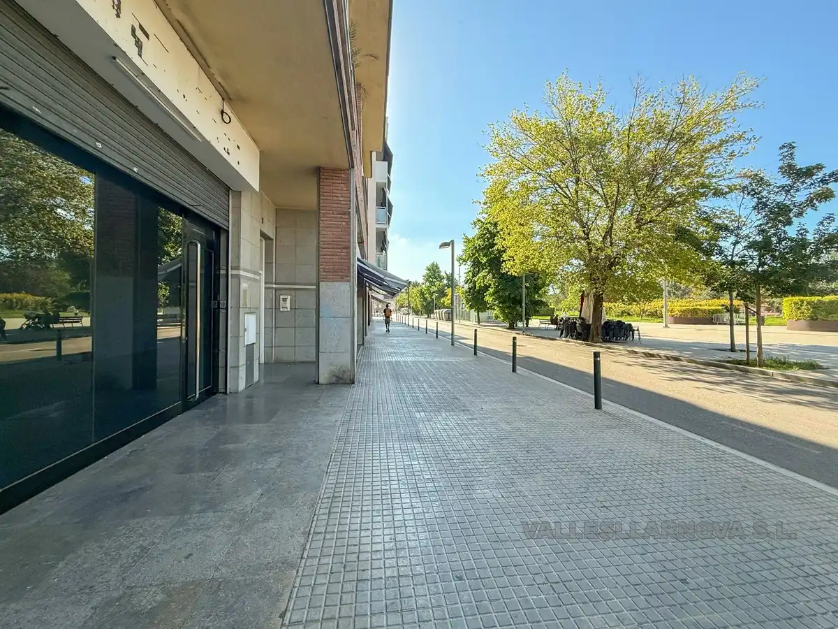 Exterior view of Commercial properties for rent in Mollet del Vallès  with Air Conditioner and Heating