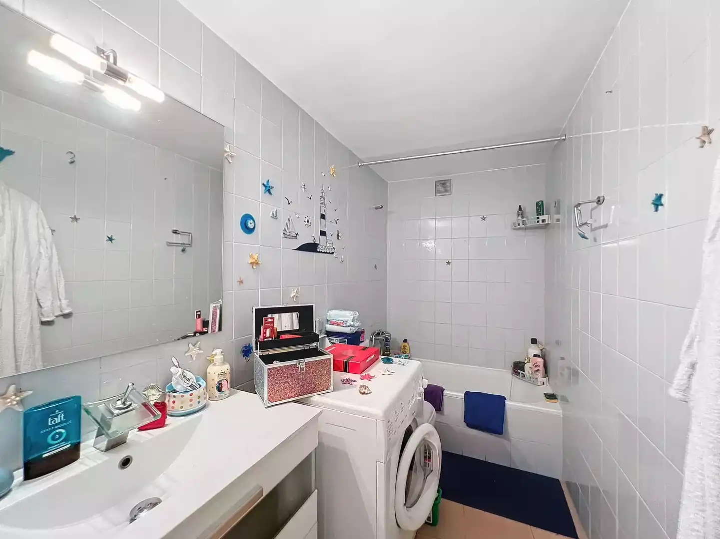 Badezimmer von Wohnungen zum Verkauf in Empuriabrava mit Klimaanlage, Terrasse und Möbliert