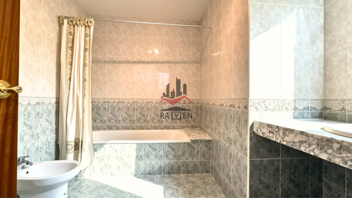 Baño de Casa adosada en venta en Figueres con Calefacción
