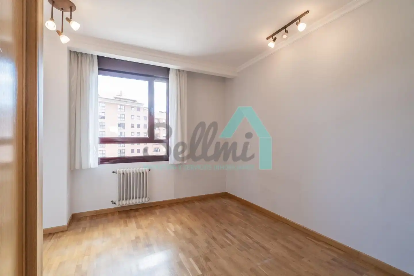 Habitación de Piso de alquiler en Oviedo  con Calefacción, Parquet y Terraza