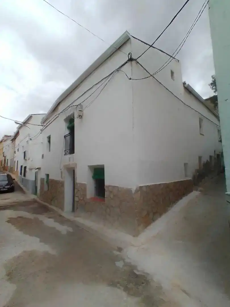 Vista exterior de Casa adosada en venda en La Peraleja   amb Traster i Balcó