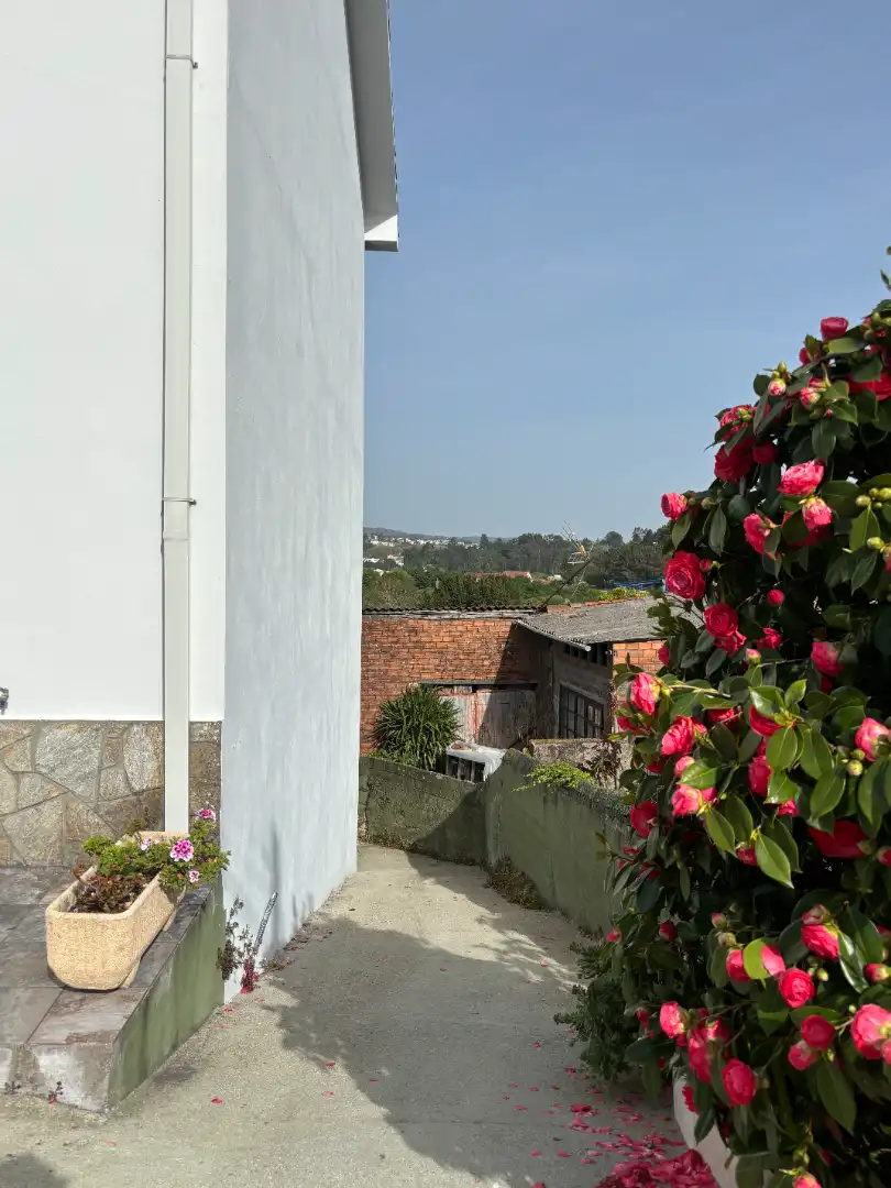 Vista exterior de Casa adosada en venda en Santiago de Compostela  amb Calefacció, Jardí privat i Traster