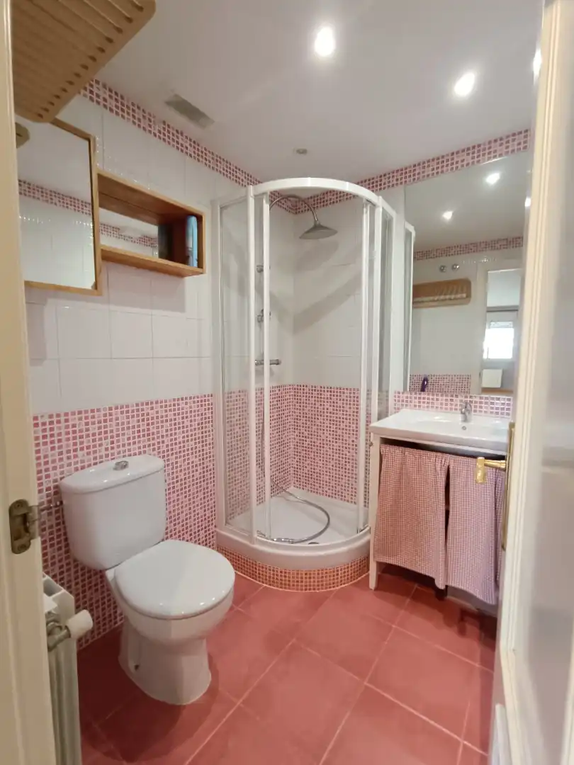 Badezimmer von Wohnungen zum Verkauf in Villanueva del Pardillo mit Klimaanlage, Heizung und Parkett