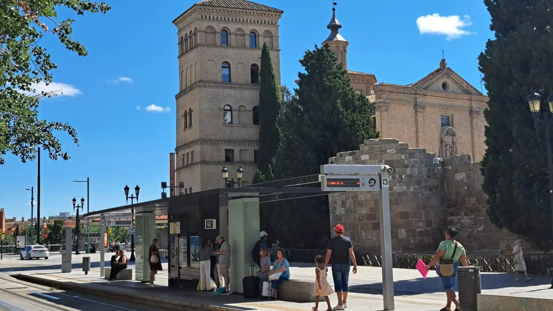 Außenansicht von Garage zum Verkauf in Zaragoza
