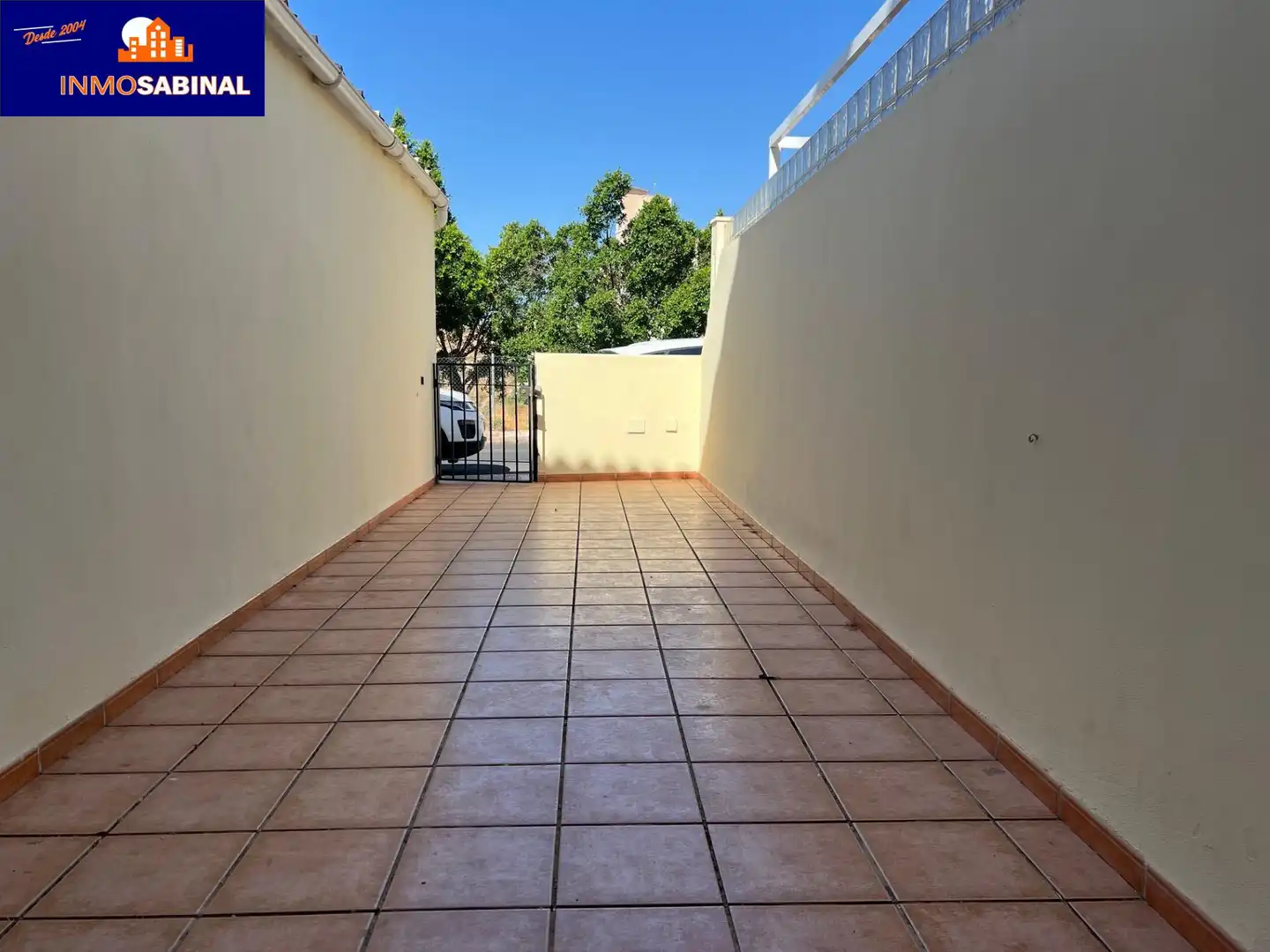 Vista exterior de Casa adosada de alquiler en Roquetas de Mar con Aire acondicionado, Terraza y Piscina comunitaria