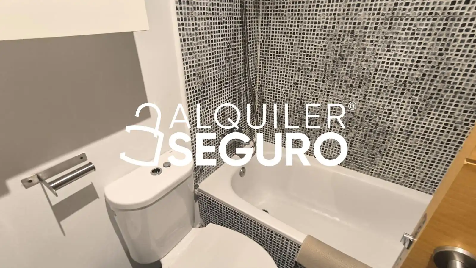 Bany de Pis de lloguer en Camas amb Aire condicionat, Traster i Piscina