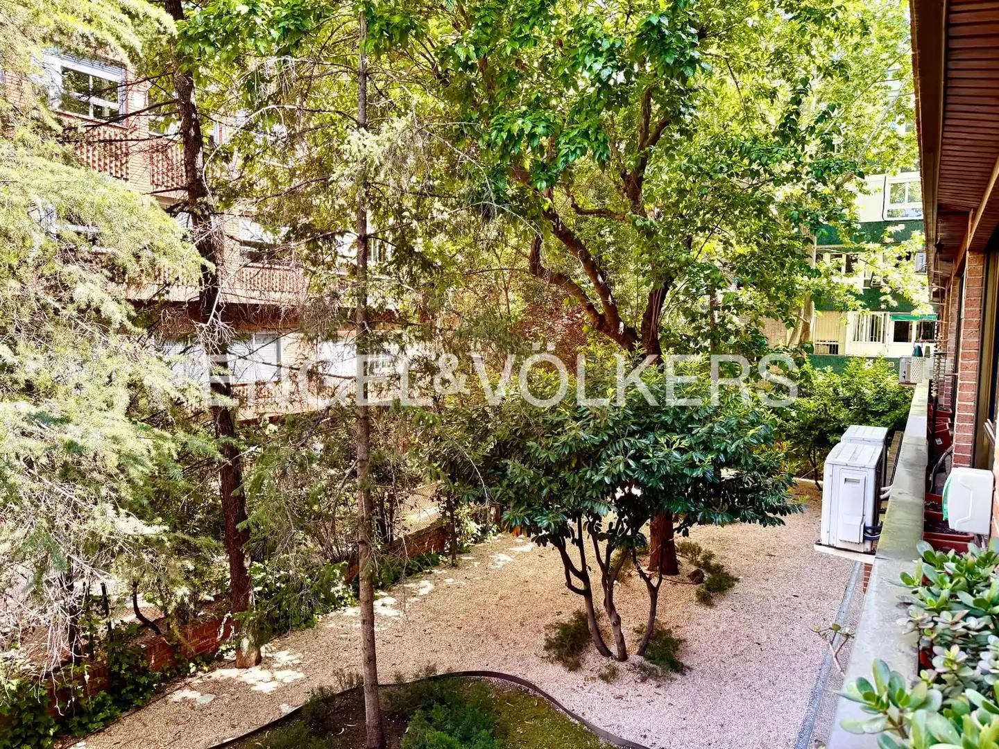 Vista exterior de Pis en venda en Madrid amb Calefacció, Jardí privat i Parquet