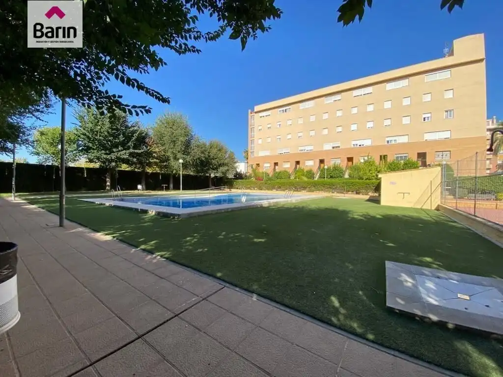 Piscina de Pis en venda en Córdoba amb Jardí privat i Piscina comunitària