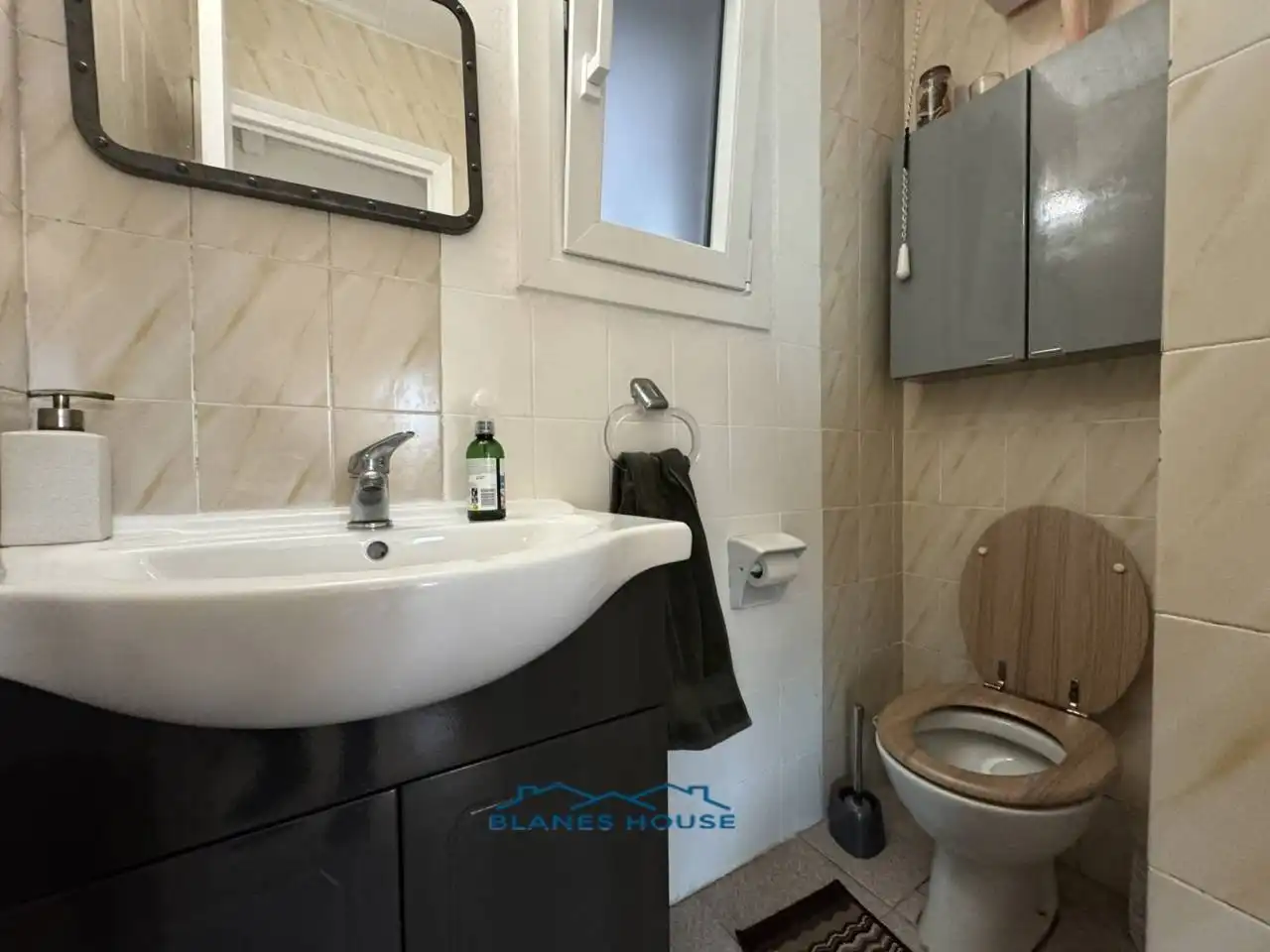 Badezimmer von Wohnung zum Verkauf in Lloret de Mar mit Klimaanlage und Terrasse