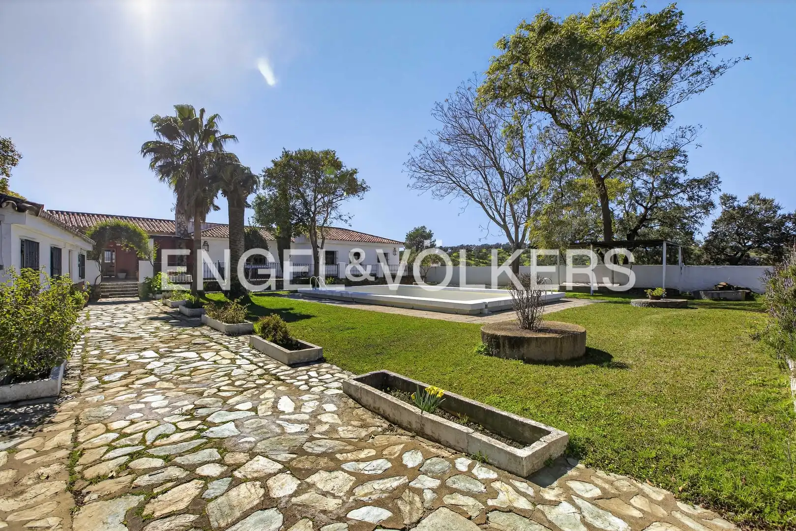 Vista exterior de Finca rústica en venta en El Castillo de las Guardas con Aire acondicionado, Calefacción y Jardín privado
