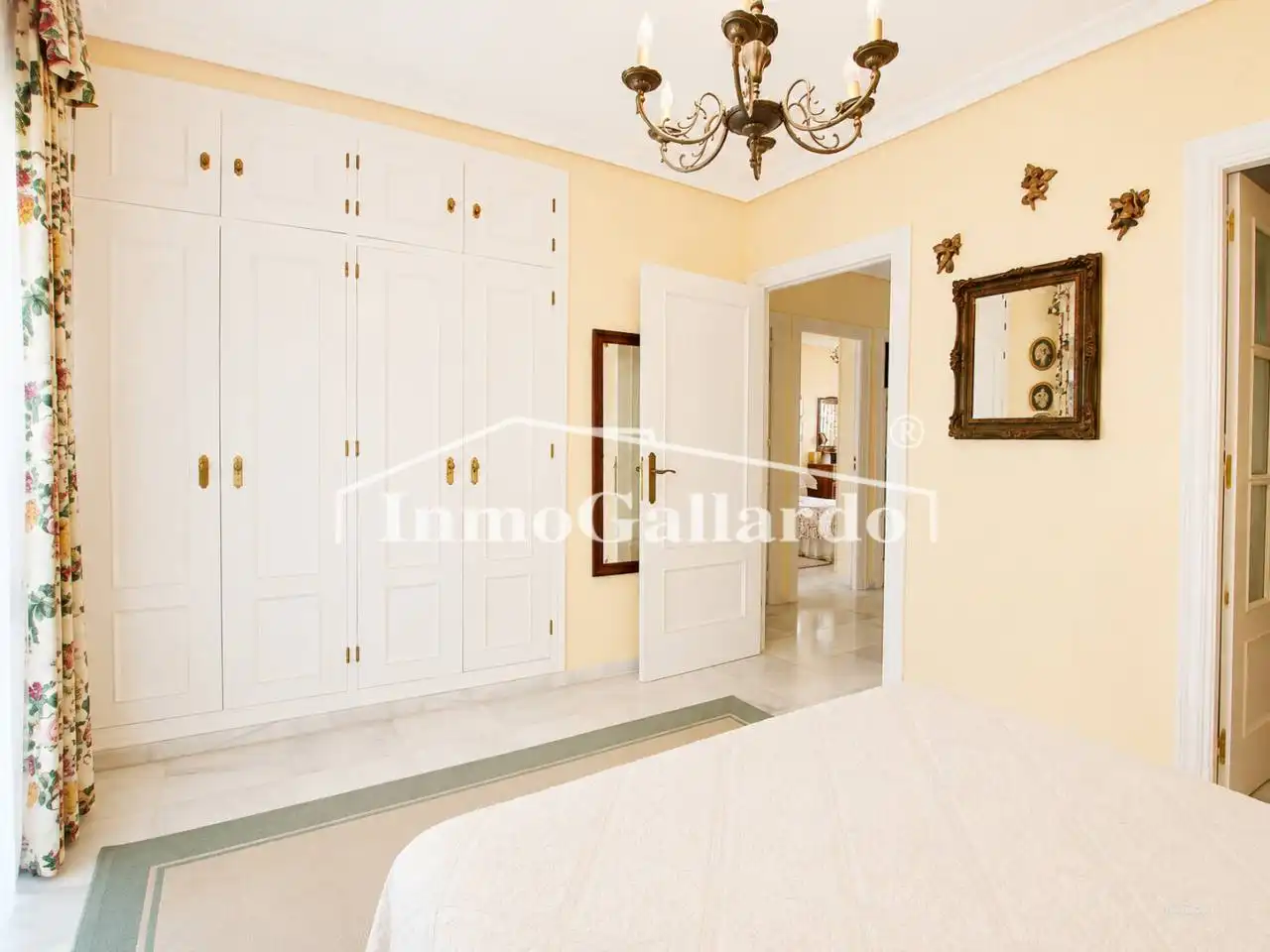 Habitación de Casa adosada en venta en Málaga con Aire acondicionado, Terraza y Piscina comunitaria