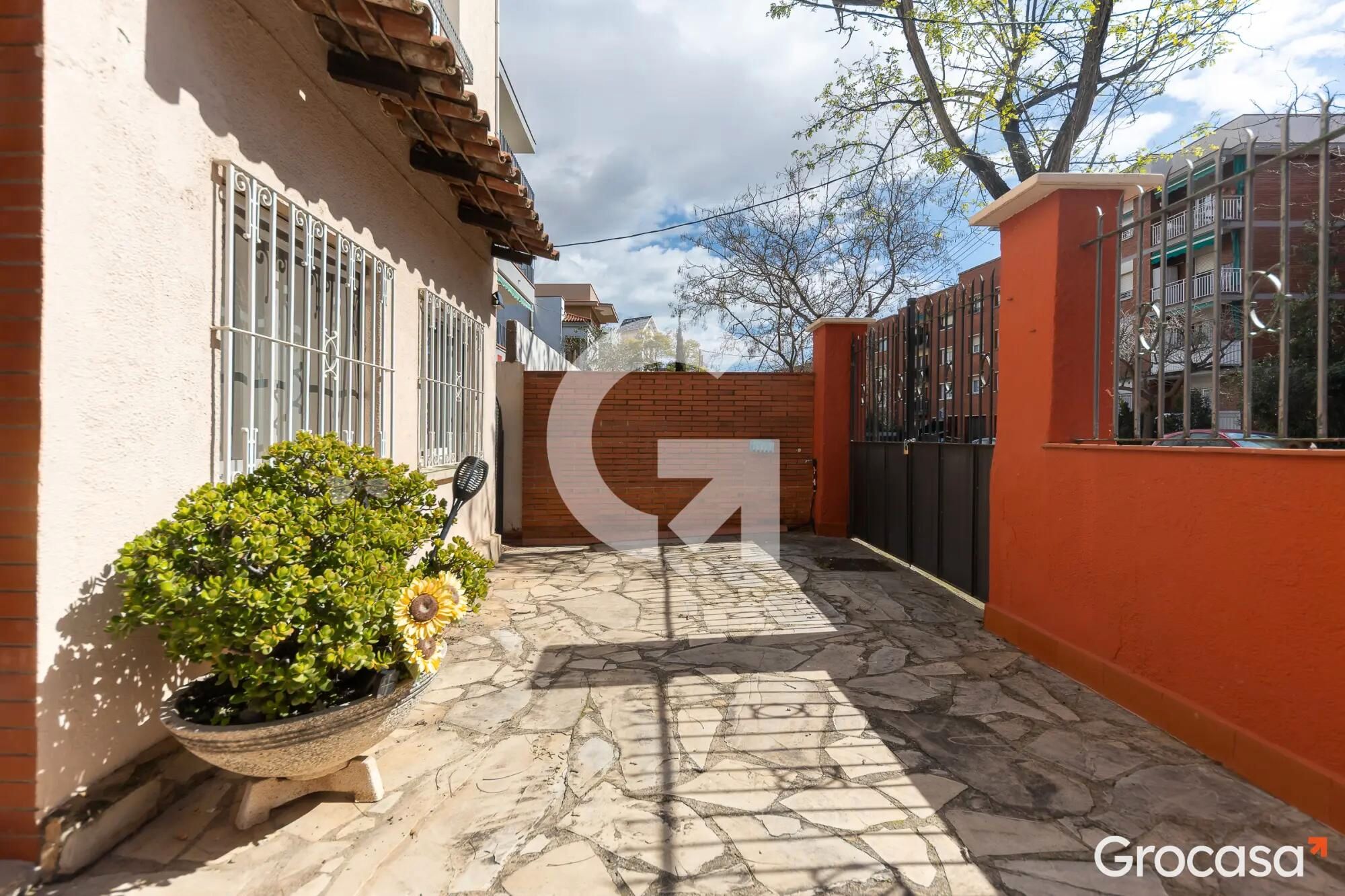Exterior view of House or chalet for sale in  Barcelona Capital  with Air Conditioner, Heating and Private garden