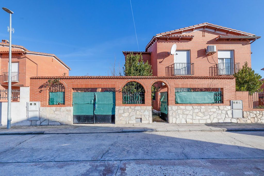 Vista exterior de Casa adosada en venda en Alcabón