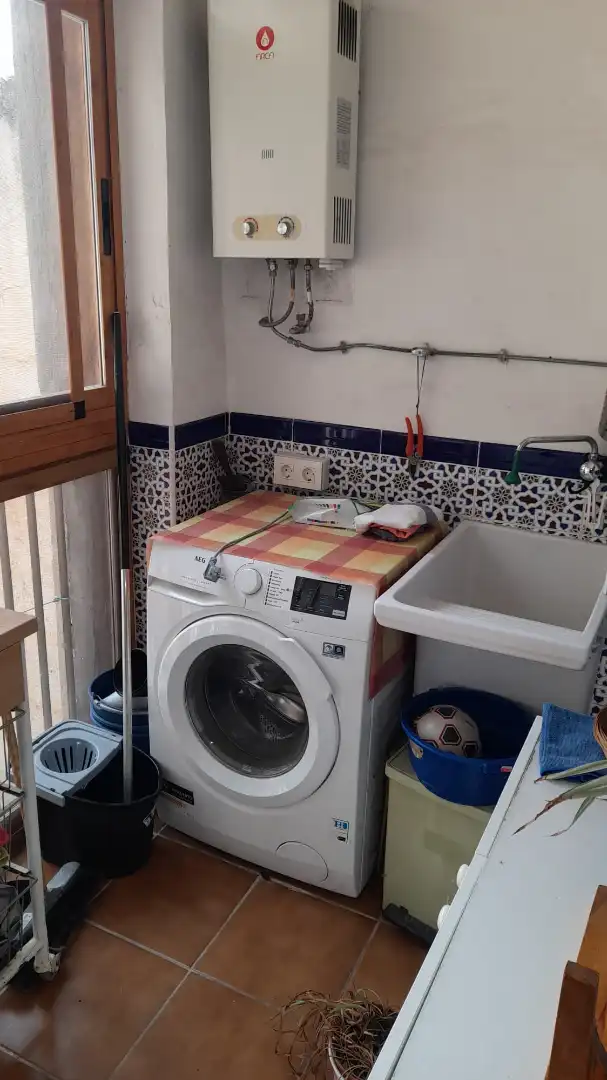 Küche von Wohnung zum Verkauf in Torrenueva Costa mit Ofen, Waschmaschine und Balkon