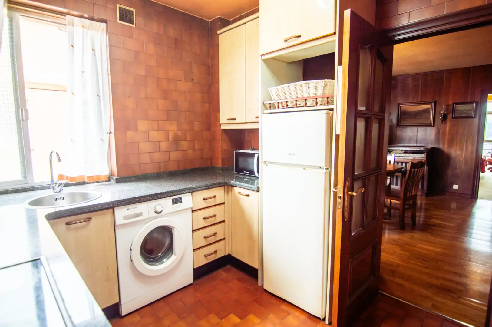 Cuina de Pis en venda en Oviedo  amb Calefacció, Parquet i Moblat