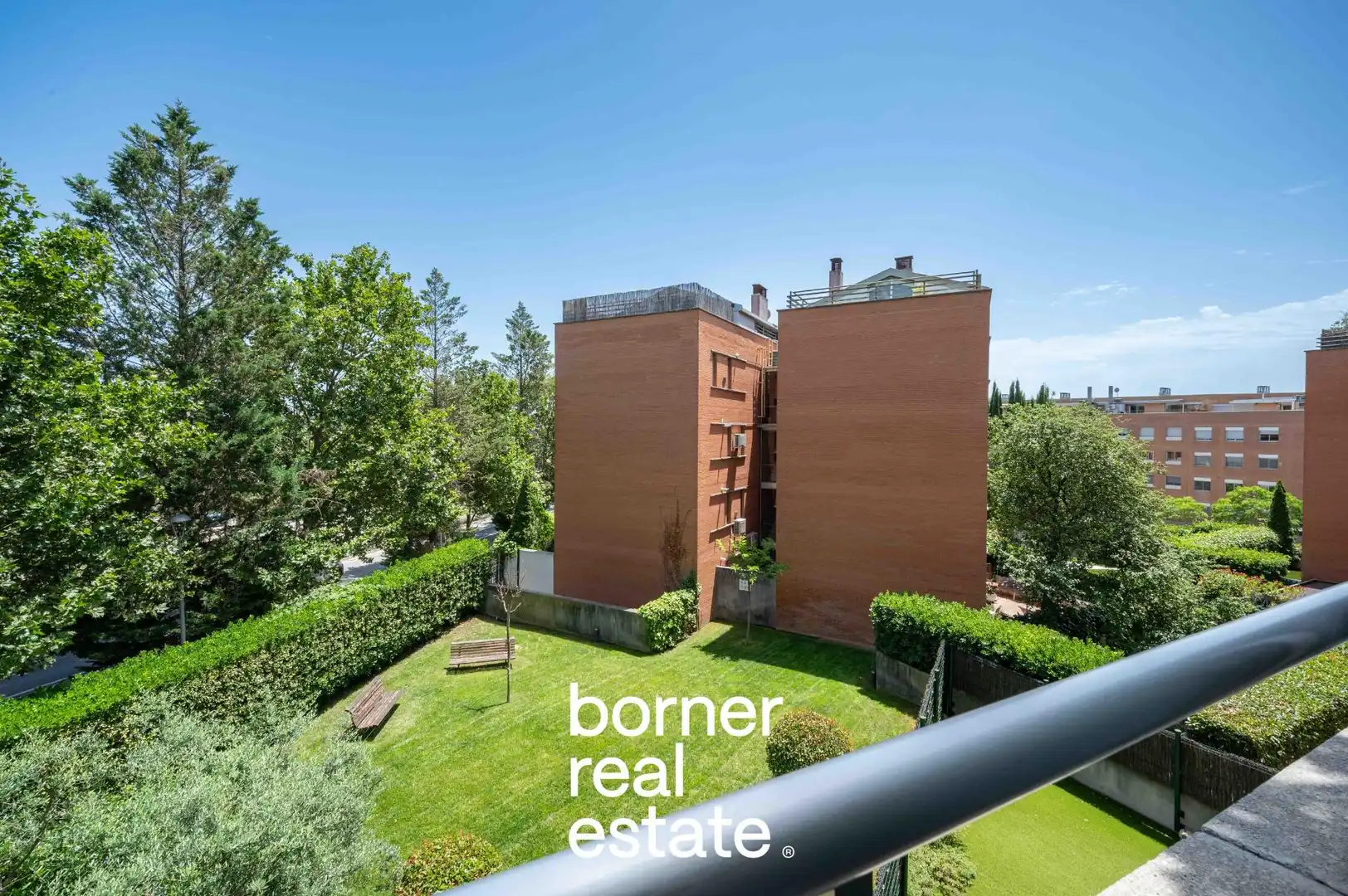 Vista exterior de Piso en venta en Sant Cugat del Vallès con Aire acondicionado, Calefacción y Jardín privado
