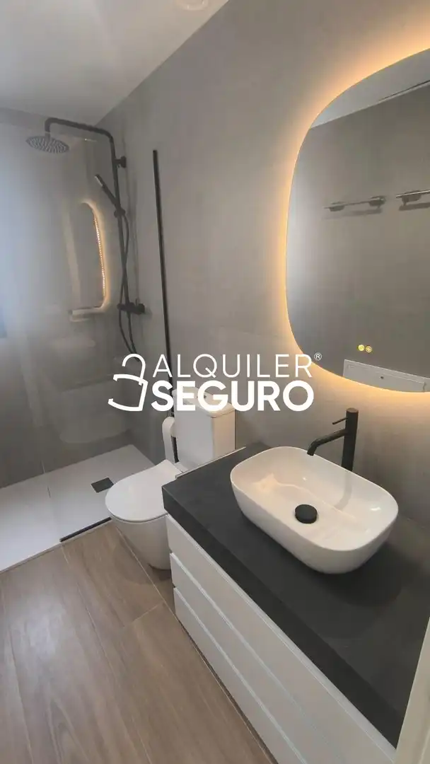 Bany de Àtic de lloguer en Sevilla amb Aire condicionat, Calefacció i Piscina