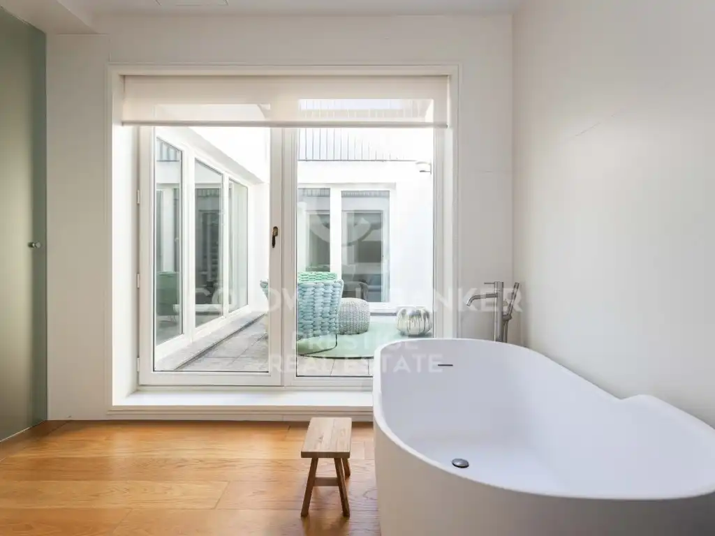 Exterior view of Attic for sale in Barcelona  with Terrace, Swimming Pool and Balcony