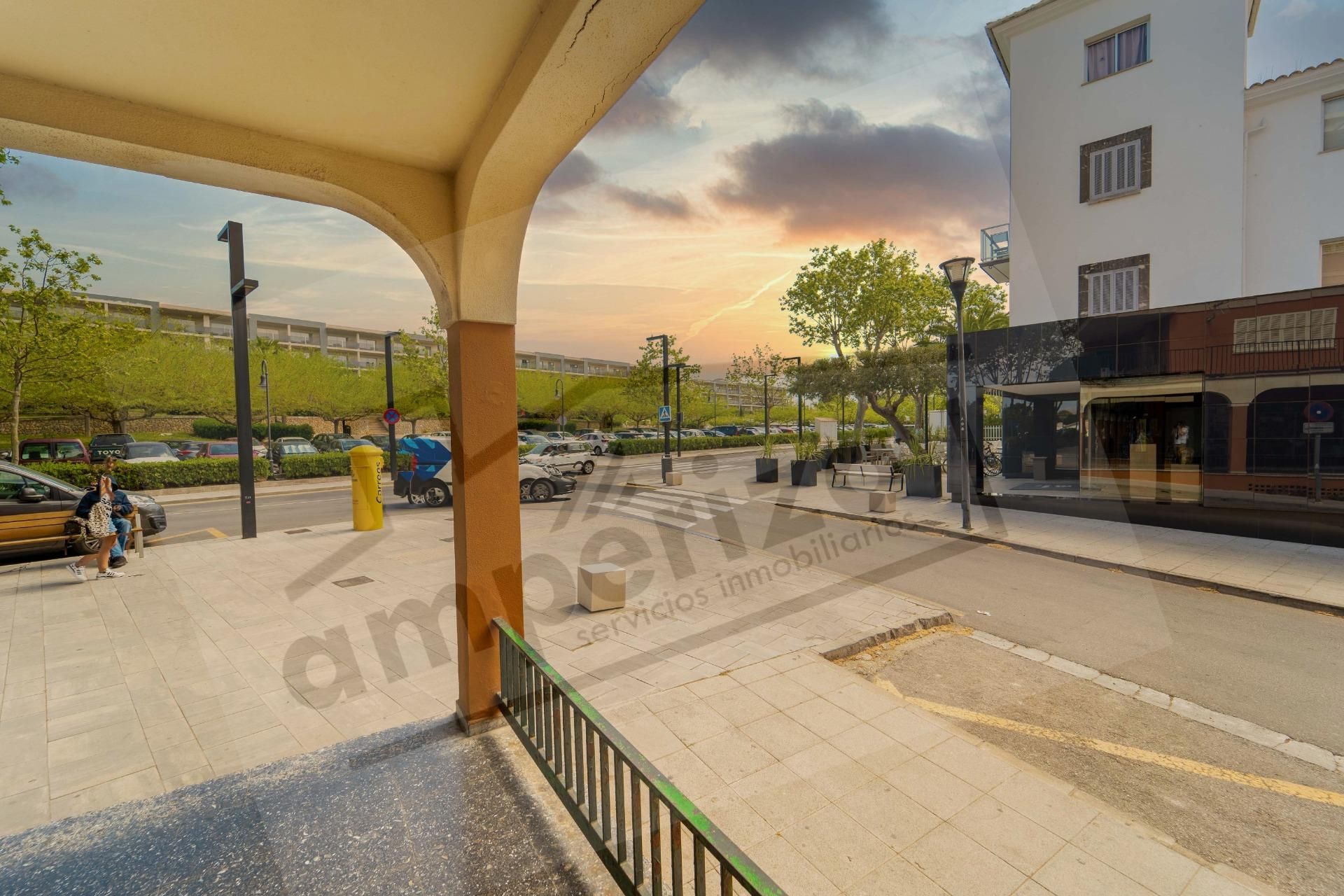 Vista exterior de Local en venda en Alcúdia amb Aire condicionat, Terrassa i Moblat