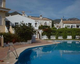 Vista exterior de Àtic en venda en Benalmádena amb Aire condicionat, Calefacció i Jardí privat