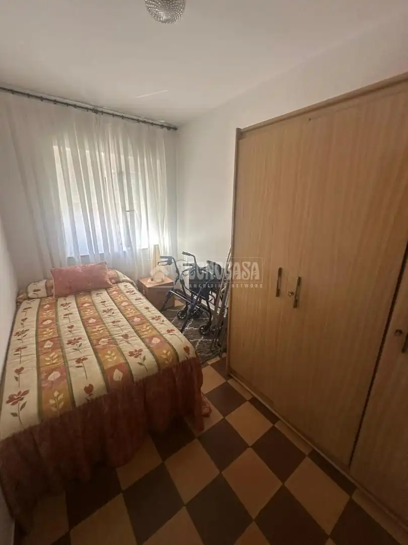 Dormitori de Pis en venda en Gijón  amb Balcó