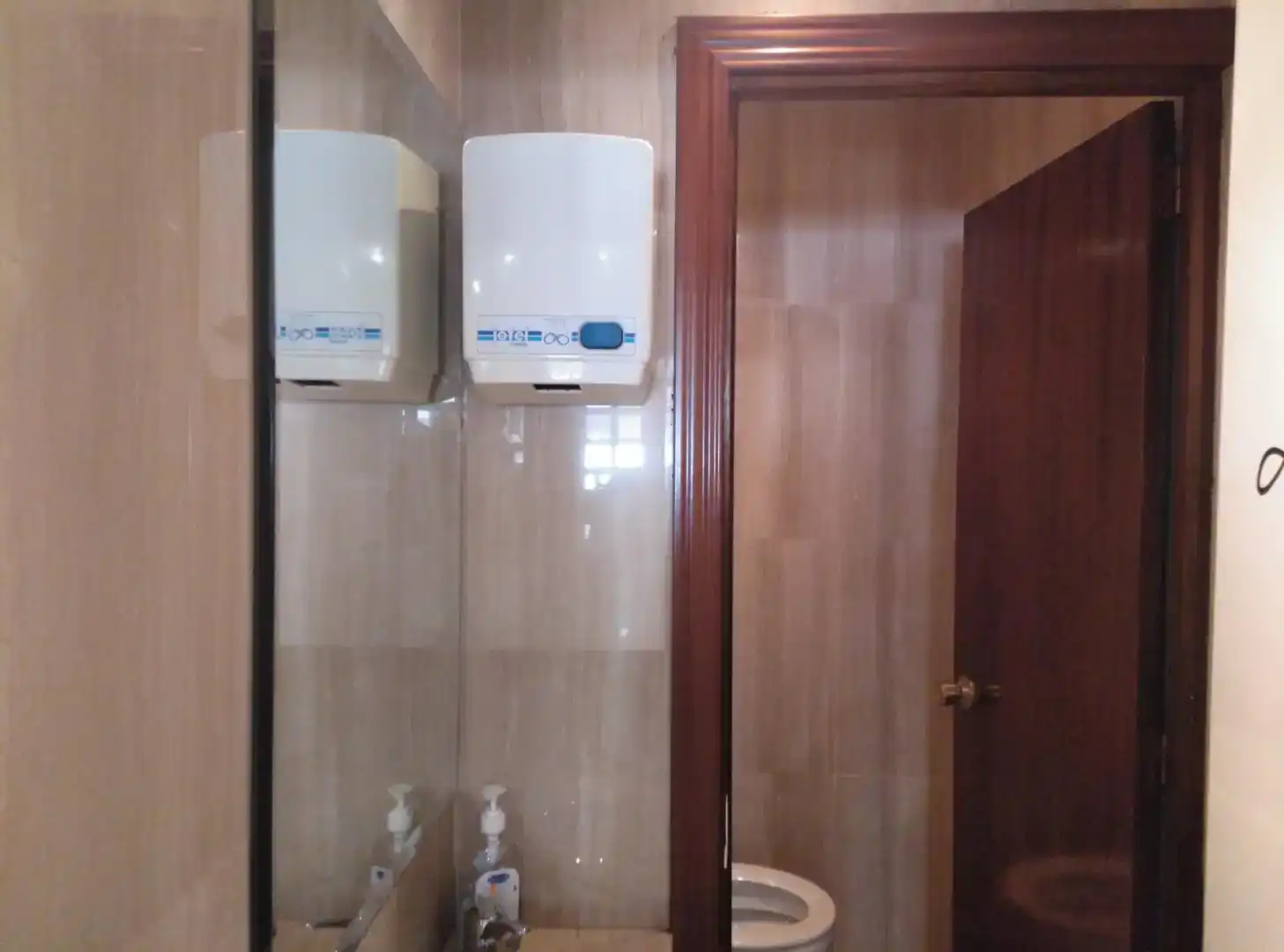 Badezimmer von Geschaftsraum zur Miete in Madrid mit Klimaanlage