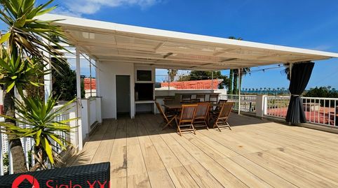 Presentamos este acogedor chalet unifamiliar de dos plantas en primera línea de la playa de Burriana.El acceso a la vivienda se re