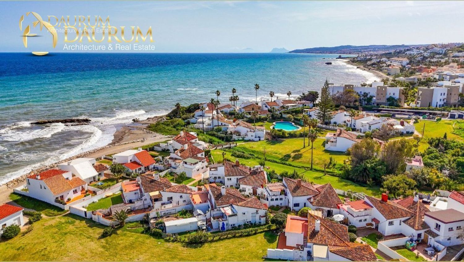 Vista exterior de Casa adosada en venda en Estepona amb Jardí privat, Terrassa i Piscina