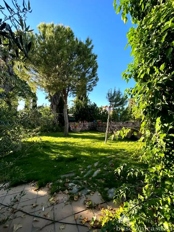Jardí de Casa adosada en venda en Linares amb Aire condicionat, Jardí privat i Terrassa