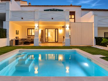 Semi-detached house with balcony for sale in Doña Julia Golf