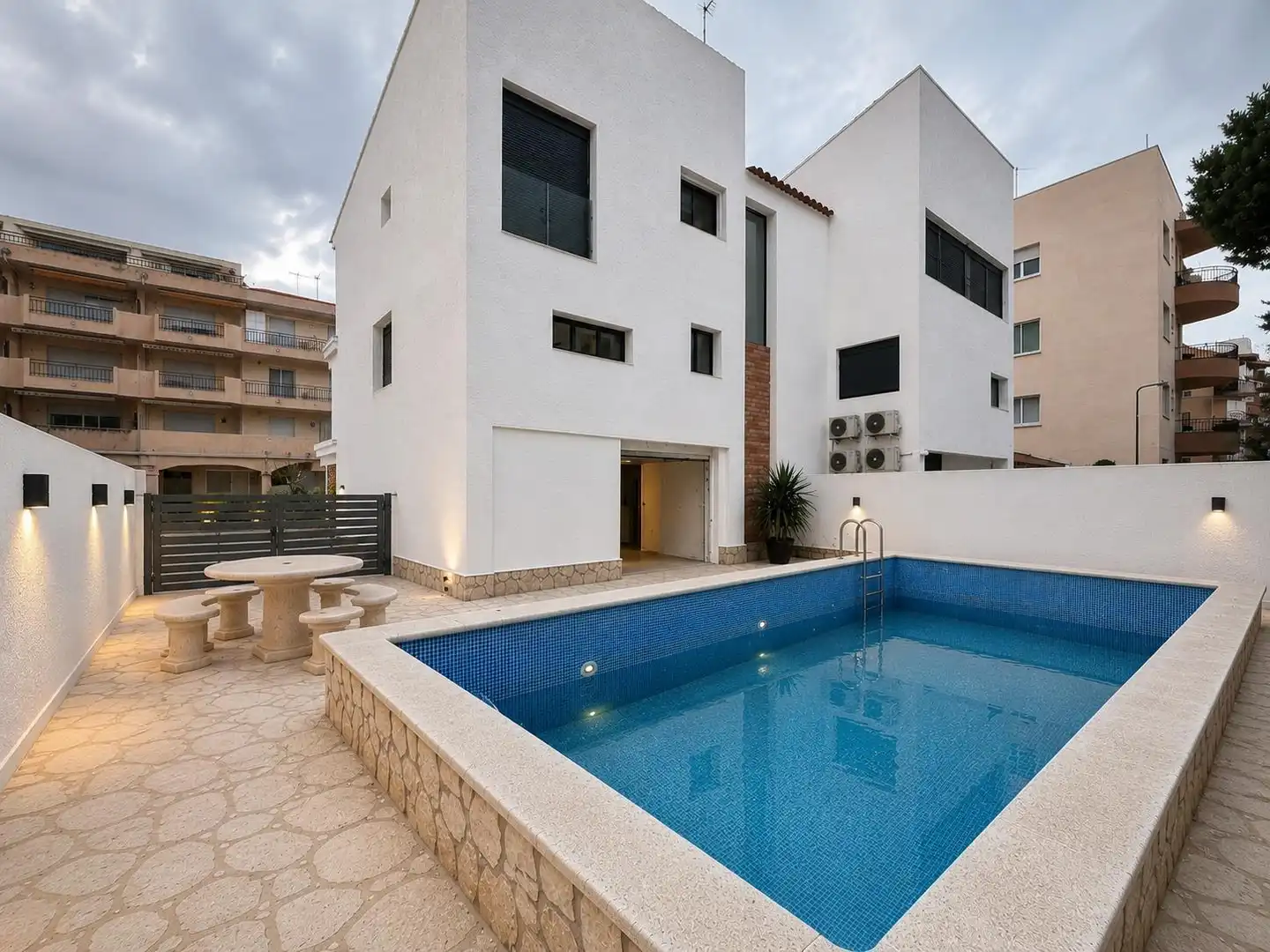 Villa zum Verkauf in Carrer DE LA ROCA NEGRA