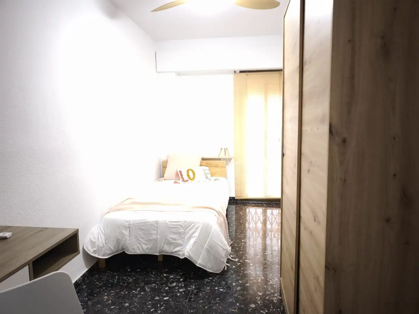 Schlafzimmer von Wohnung zur Miete in Valencia mit Klimaanlage, Möbliert und Balkon