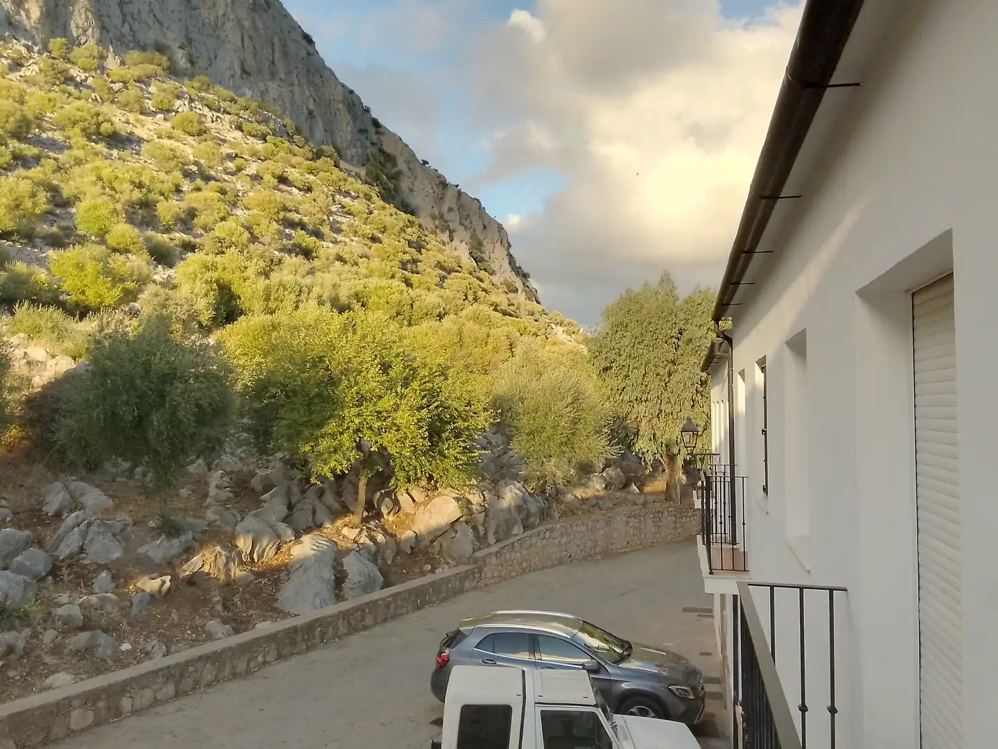 Vista exterior de Casa adosada en venda en Villaluenga del Rosario amb Terrassa i Balcó