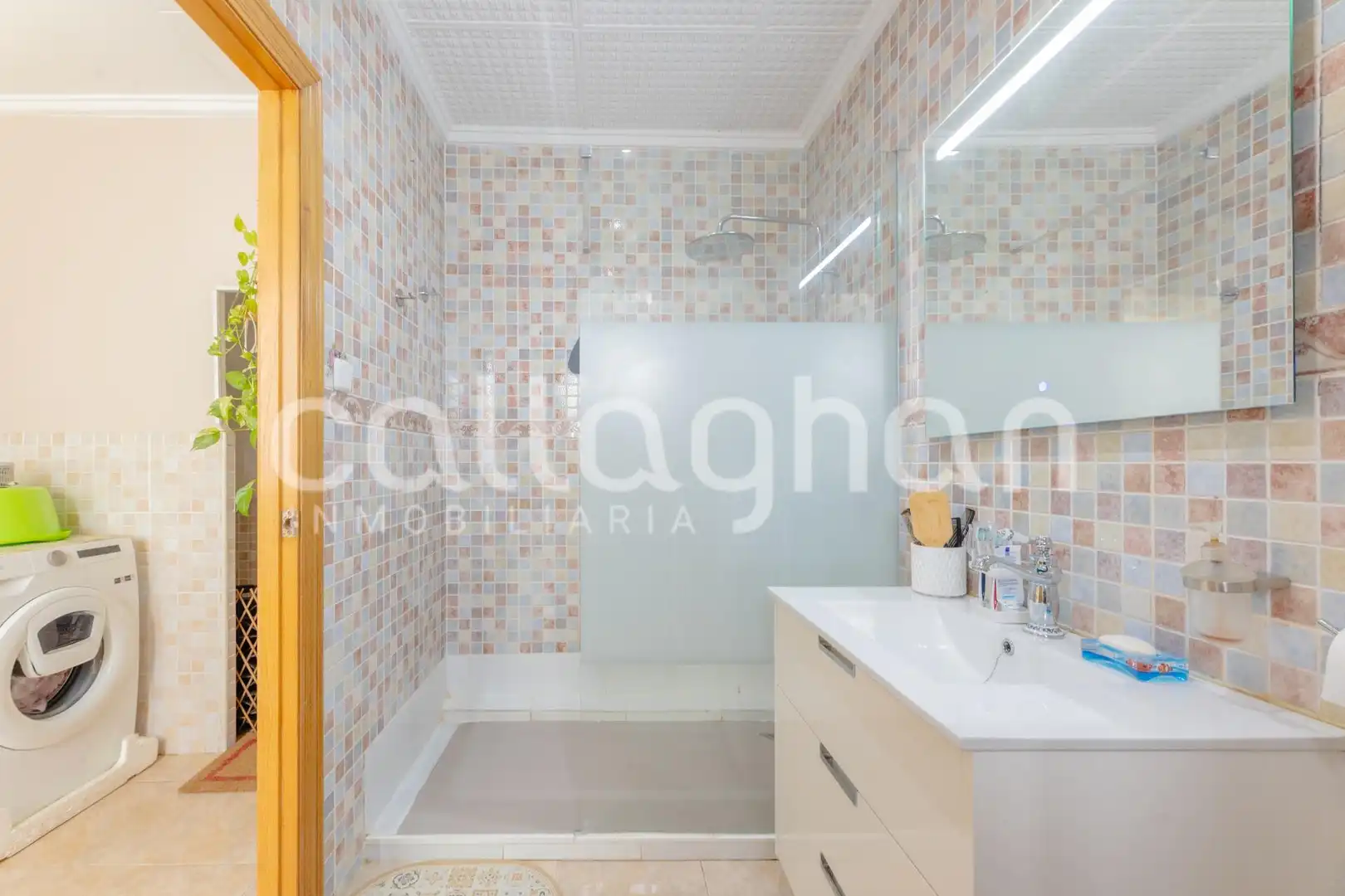 Bathroom of Flat for sale in Silla  with Air Conditioner, Terrace and Furnished