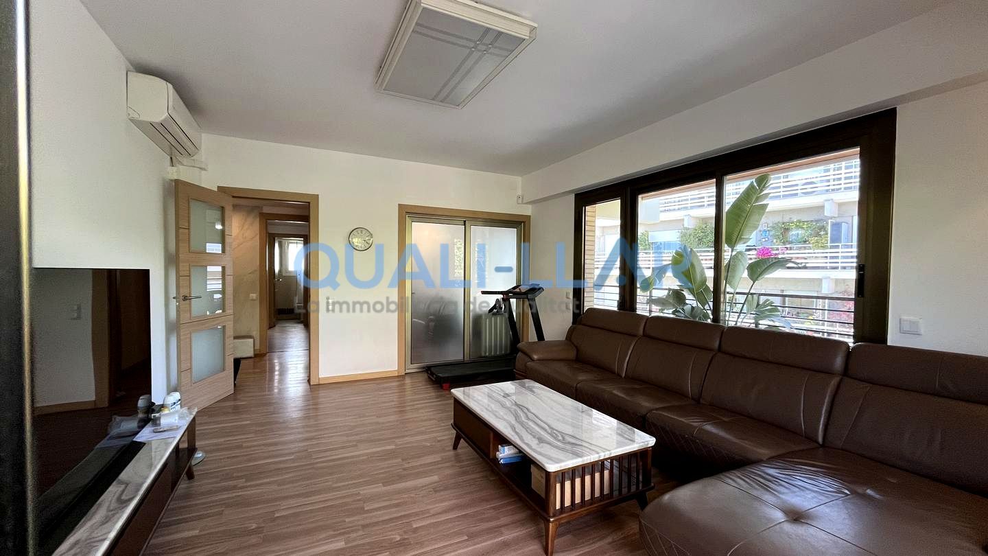 Living room of Flat for sale in Sant Feliu de Llobregat  with Air Conditioner, Private garden and Parquet flooring